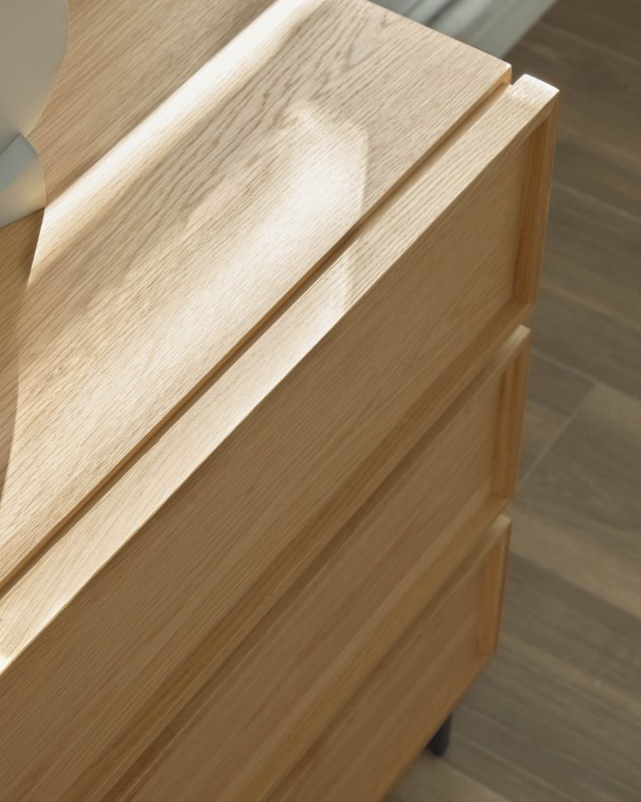 KAVE HOME Taiana skjenk, m. 2 drer, 3 skuffer og 2 hyller - naturlig eikefiner og sort stl