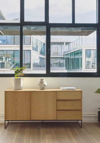 KAVE HOME Taiana skjenk, m. 2 drer, 3 skuffer og 2 hyller - naturlig eikefiner og sort stl