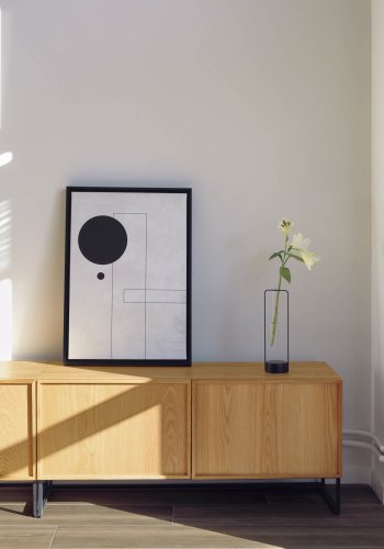 KAVE HOME Taiana TV-bord, m. 2 drer og 2 hyller - naturlig eikefiner og sort stl (112x42)