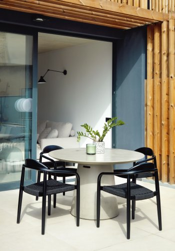 KAVE HOME Glynis hagestol, med armlener - solid matt svart eukalyptus tre og svart tau