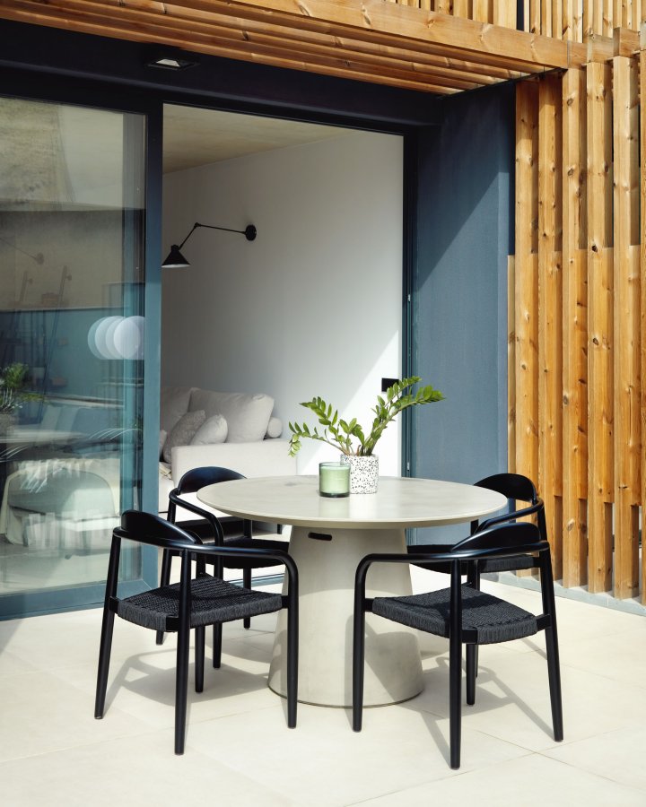 KAVE HOME Glynis hagestol, med armlener - solid matt svart eukalyptus tre og svart tau