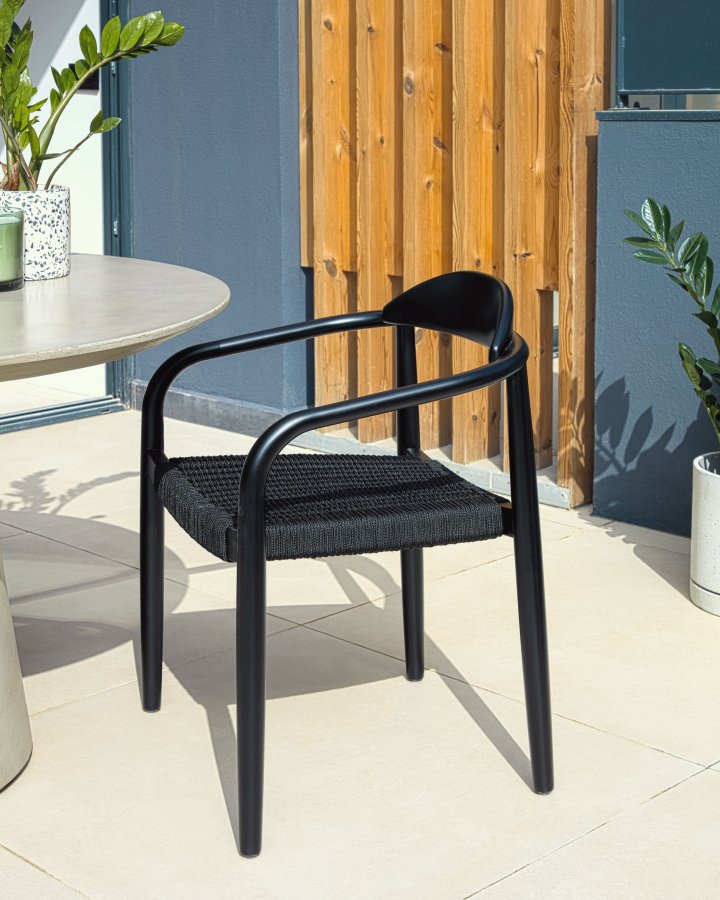 KAVE HOME Glynis hagestol, med armlener - solid matt svart eukalyptus tre og svart tau
