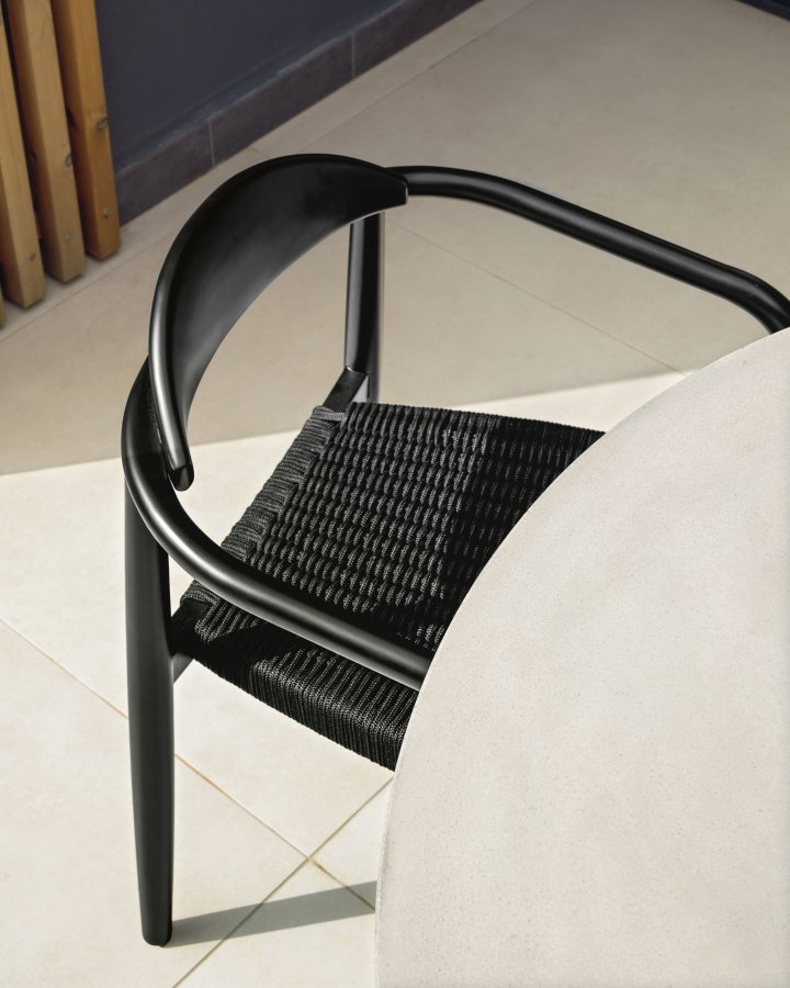 KAVE HOME Glynis hagestol, med armlener - solid matt svart eukalyptus tre og svart tau
