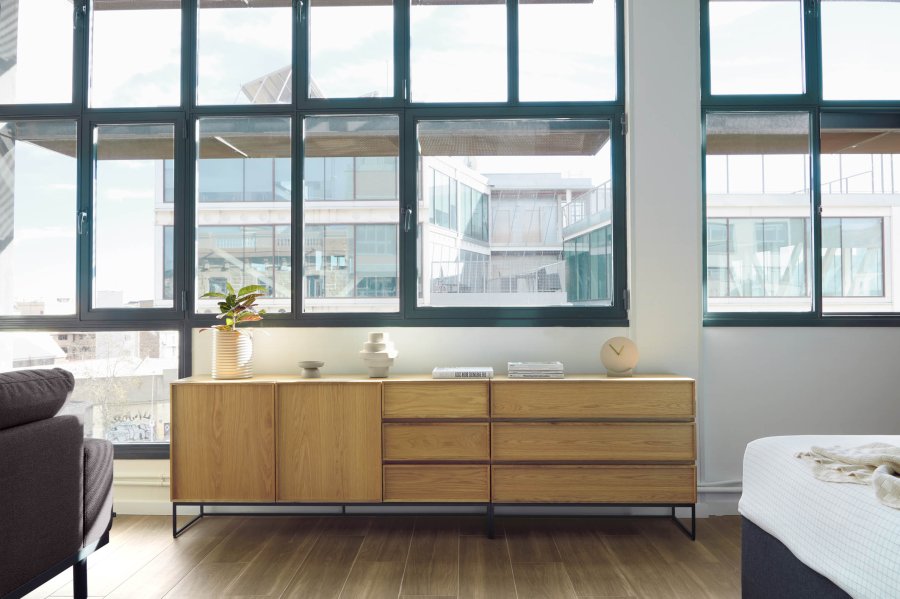 KAVE HOME Taiana kommode, m. 3 skuffer - naturlig eikefiner og sort stl