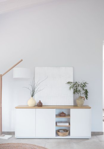 KAVE HOME Abilen skjenk, m. 3 drer og 4 hyller - hvit MDF og naturlig eikefiner