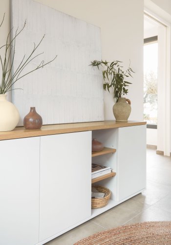 KAVE HOME Abilen skjenk, m. 3 drer og 4 hyller - hvit MDF og naturlig eikefiner