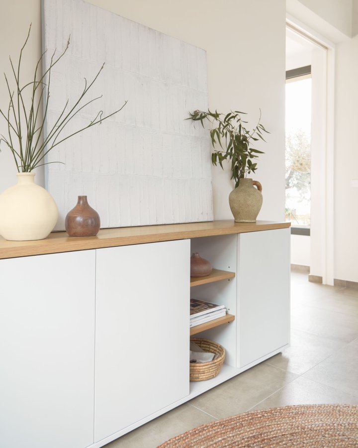 KAVE HOME Abilen skjenk, m. 3 drer og 4 hyller - hvit MDF og naturlig eikefiner