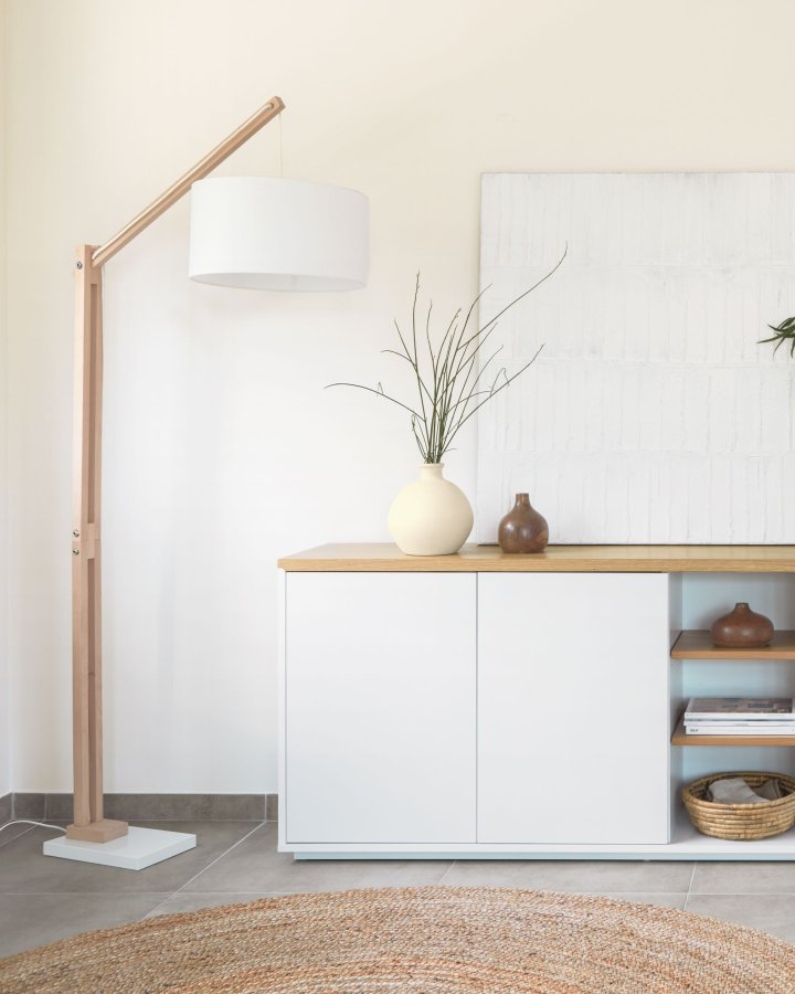 KAVE HOME Izar gulvlampe - naturlig tre og hvitt metall/bomull