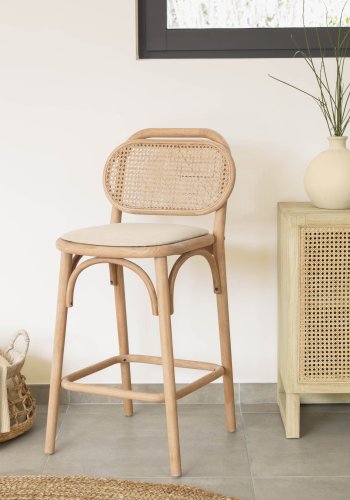 KAVE HOME Doriane Barhocker, mit Rückenlehne und Fußstütze – Naturrattan, Stoff und Eiche