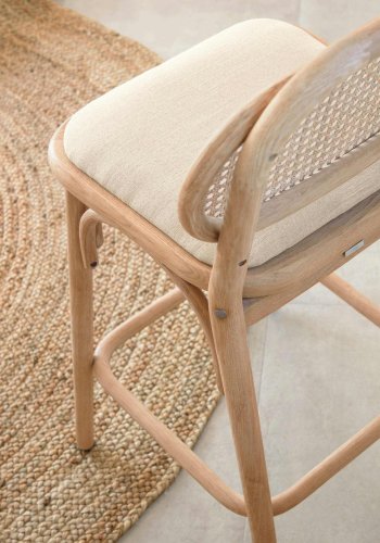 KAVE HOME Doriane Barhocker, mit Rückenlehne und Fußstütze – Naturrattan, Stoff und Eiche