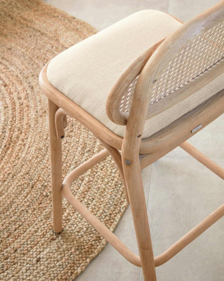 KAVE HOME Doriane Barhocker, mit Rückenlehne und Fußstütze – Naturrattan, Stoff und Eiche