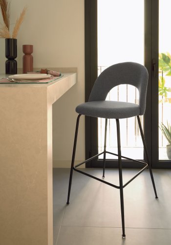 KAVE HOME Mahalia barkrakk, med ryggsttte og fotsttte - mrkegrtt stoff og sort metall