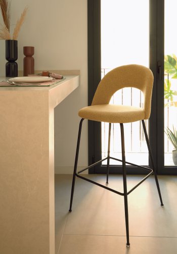 KAVE HOME Mahalia barstol, med ryggsttte og fotsttte - sennepsgult stoff og sort metall