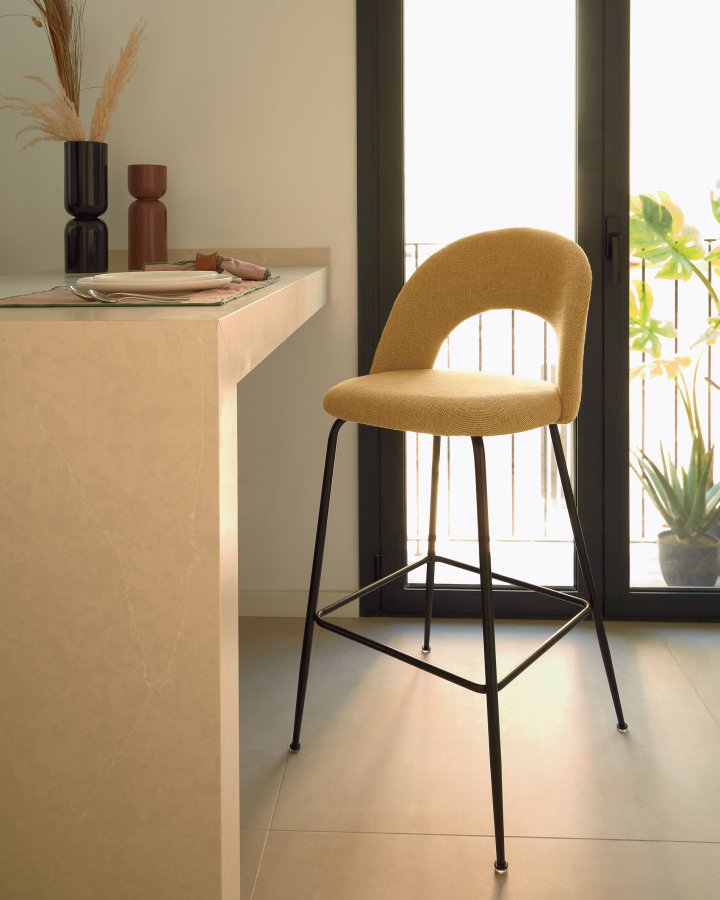 KAVE HOME Mahalia barstol, med ryggsttte og fotsttte - sennepsgult stoff og sort metall