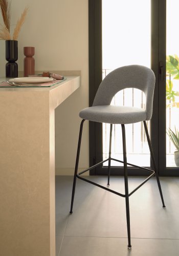 KAVE HOME Mahalia barkrakk, med ryggsttte og fotsttte - lysegrt stoff og sort metall