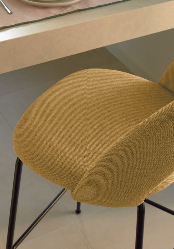 KAVE HOME Mahalia barstol, med ryggsttte og fotsttte - sennepsgult stoff og sort metall