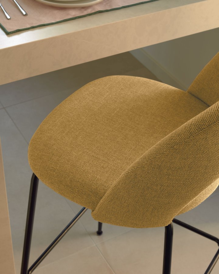 KAVE HOME Mahalia barstol, med ryggsttte og fotsttte - sennepsgult stoff og sort metall