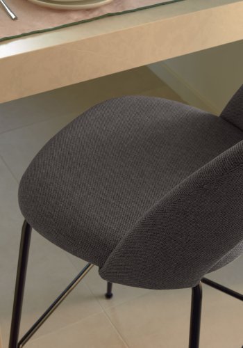 KAVE HOME Mahalia barkrakk, med ryggsttte og fotsttte - mrkegrtt stoff og sort metall