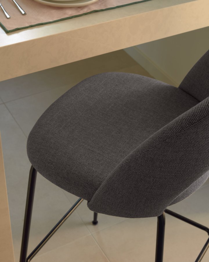 KAVE HOME Mahalia barkrakk, med ryggsttte og fotsttte - mrkegrtt stoff og sort metall