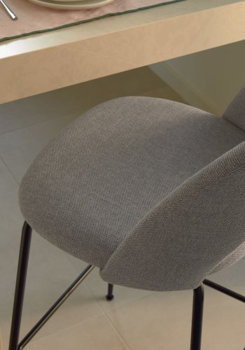 KAVE HOME Mahalia barkrakk, med ryggsttte og fotsttte - lysegrt stoff og sort metall