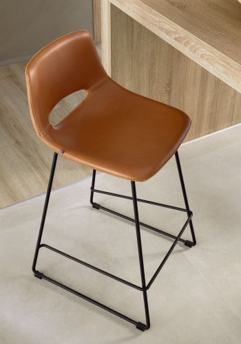 KAVE HOME Zahara barkrakk, med ryggsttte og fotsttte - brunt syntetisk skinn og svart stl