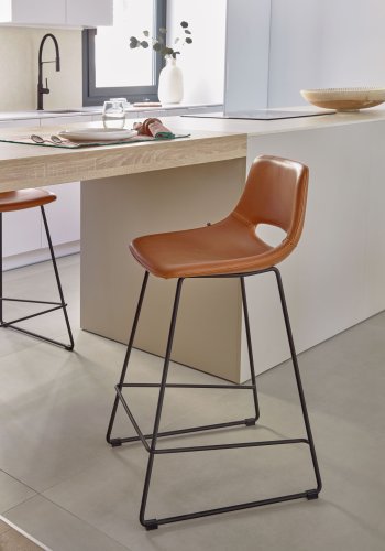 KAVE HOME Zahara barkrakk, med ryggsttte og fotsttte - brunt syntetisk skinn og svart stl