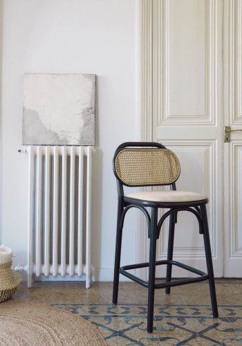 KAVE HOME Doriane Barhocker, mit Rückenlehne und Fußstütze – Rattan, Stoff und schwarzes Ulmenholz