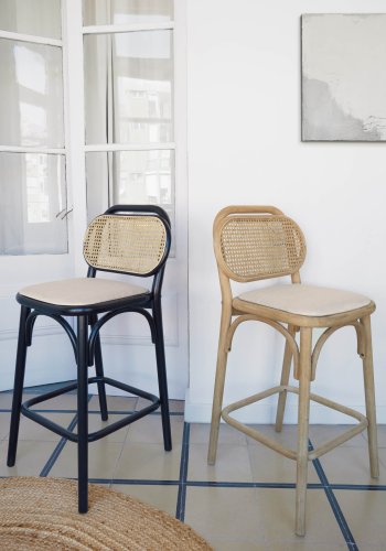 KAVE HOME Doriane Barhocker, mit Rückenlehne und Fußstütze – Naturrattan, Stoff und Eiche