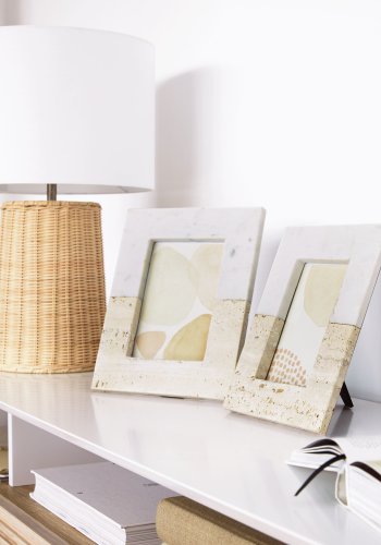 KAVE HOME Uria fotoramme i hvit marmor og beige stein 23 x 18 cm