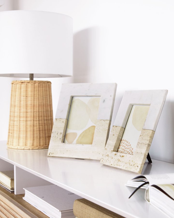 KAVE HOME Uria fotoramme i hvit marmor og beige stein 23 x 18 cm