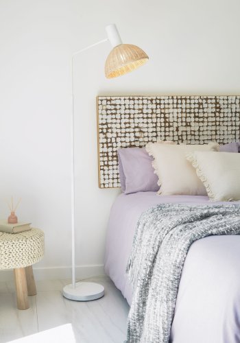 KAVE HOME Damila gulvlampe - naturlig rotting og hvitt metall