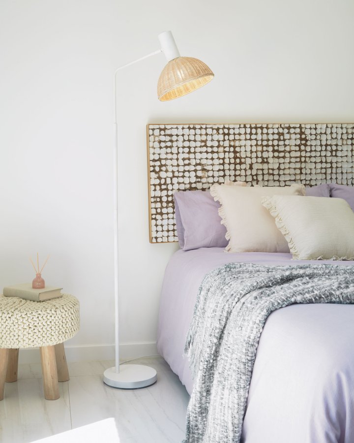 KAVE HOME Damila gulvlampe - naturlig rotting og hvitt metall