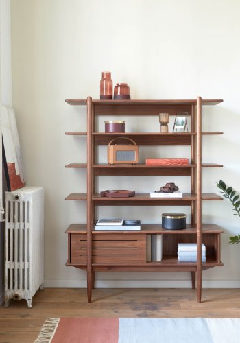 KAVE HOME Carolin reol, m. 1 skyvedr - brun valnttfiner og valntttre (130x169)