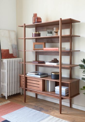 KAVE HOME Carolin reol, m. 1 skyvedr - brun valnttfiner og valntttre (130x169)