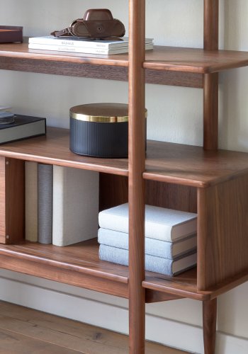 KAVE HOME Carolin reol, m. 1 skyvedr - brun valnttfiner og valntttre (130x169)