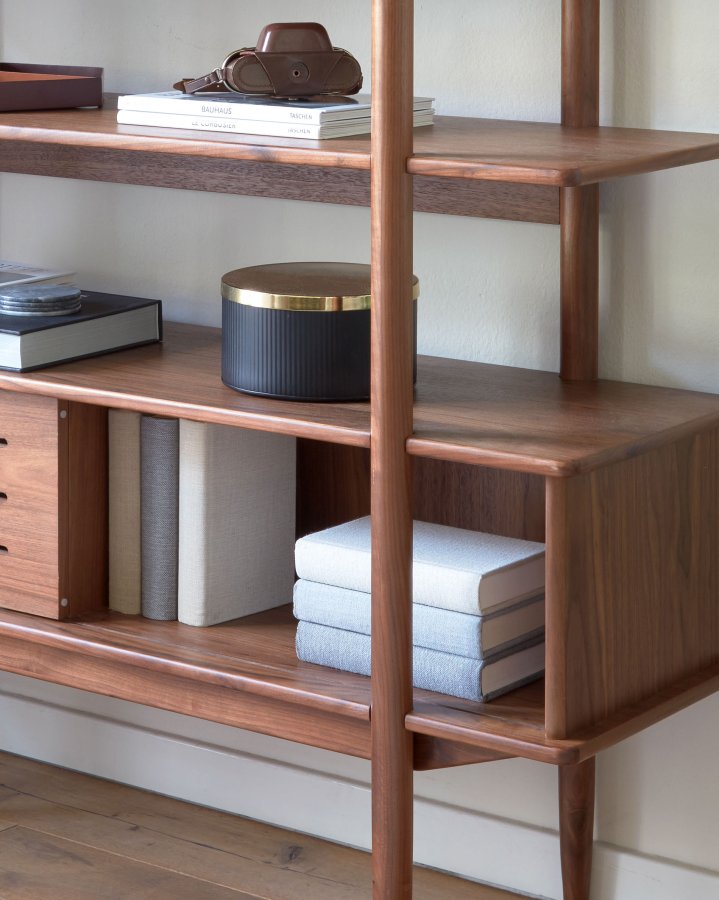 KAVE HOME Carolin reol, m. 1 skyvedr - brun valnttfiner og valntttre (130x169)