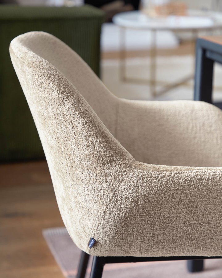 KAVE HOME Konna spisebordsstol, med armlener - beige chenille og sort stl