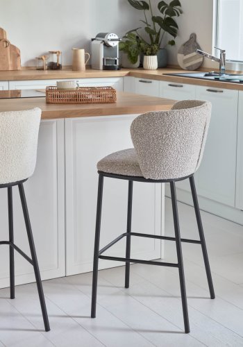 KAVE HOME Ciselia barkrakk, med ryggsttte og fotsttte - lys gr bouclé og svart metall (H:65cm)