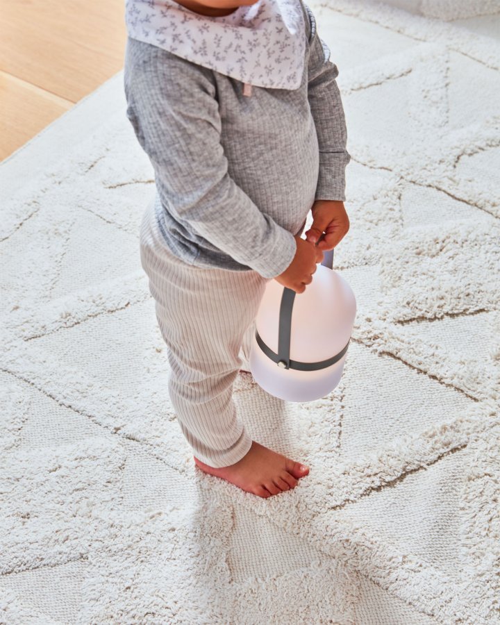 KAVE HOME Janvir oppladbar bordlampe - hvit plast og lysegr metall