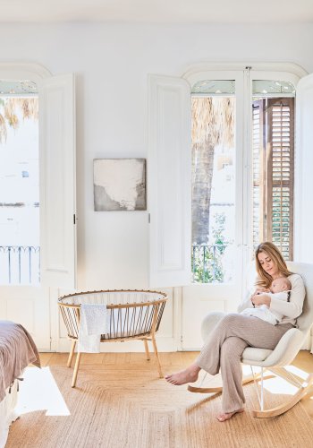 KAVE HOME Valsa gyngestol, med armlener - hvit shearling stoff, stl og naturlig ask