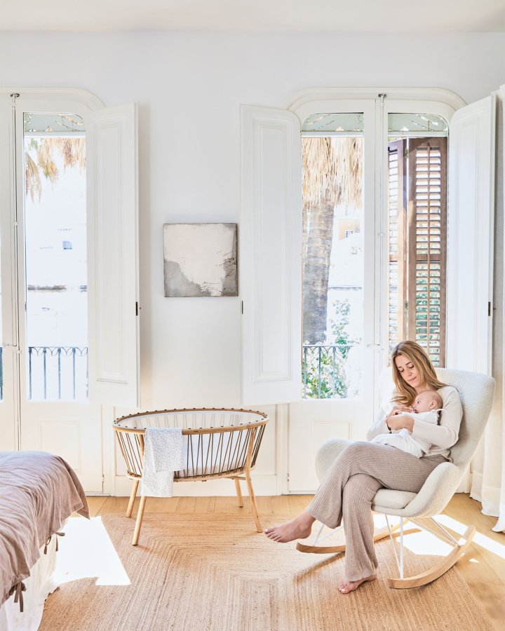 KAVE HOME Valsa gyngestol, med armlener - hvit shearling stoff, stl og naturlig ask