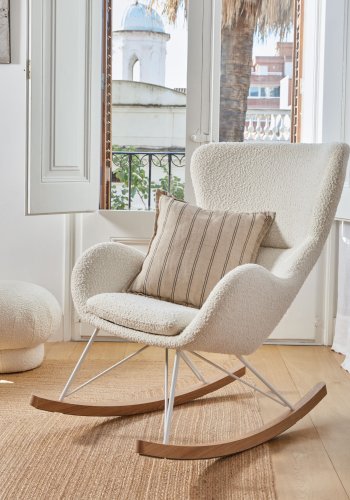 KAVE HOME Valsa gyngestol, med armlener - hvit shearling stoff, stl og naturlig ask