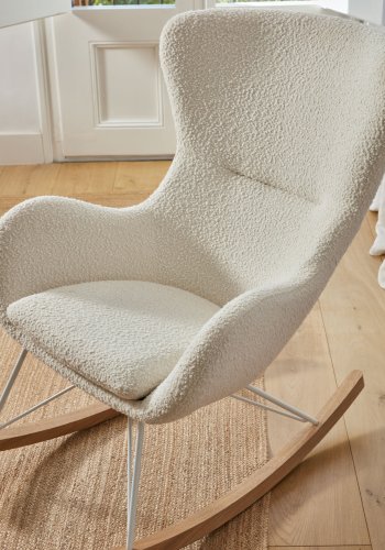 KAVE HOME Valsa gyngestol, med armlener - hvit shearling stoff, stl og naturlig ask