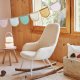 KAVE HOME Ivette gyngestol for barn, med armlener - hvitt stoff/stl og brunt asketre 