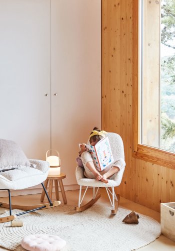 KAVE HOME Ivette gyngestol for barn, med armlener - hvitt stoff/stl og brunt asketre 