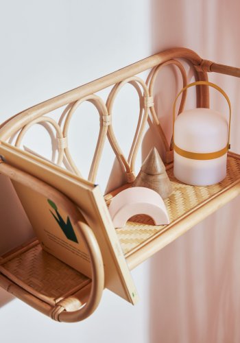 KAVE HOME Janvir oppladbar bordlampe - hvit plast og sennepsgul metall