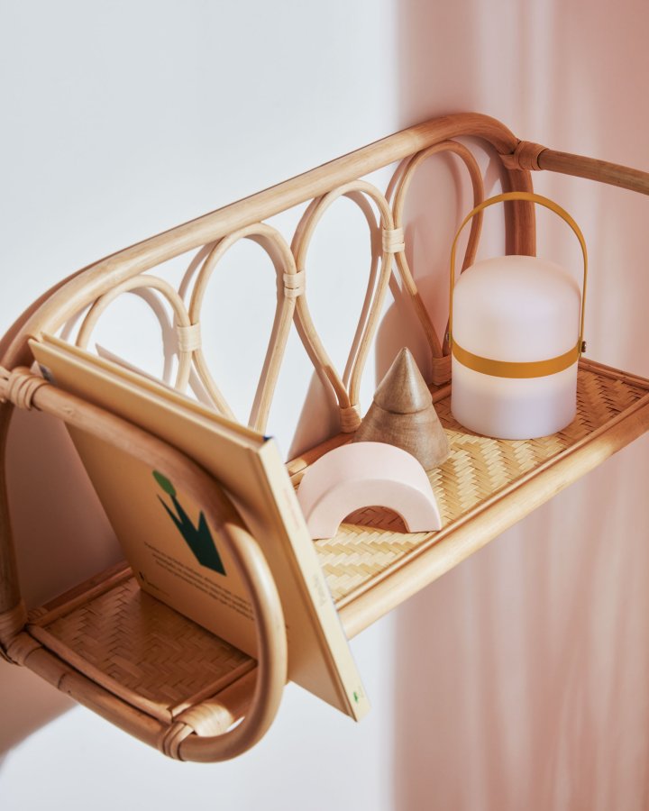 KAVE HOME Janvir oppladbar bordlampe - hvit plast og sennepsgul metall