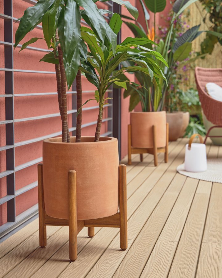 KAVE HOME Dalva blomsterpotte, rund - terrakotta og naturlig tre (26)