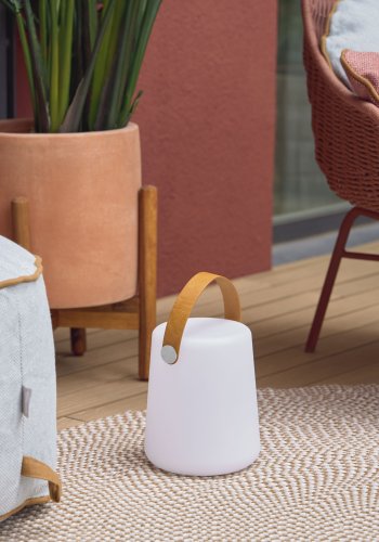 KAVE HOME Dialma bordlampe, trdls - hvit polyetylen og brunt kunstskinn