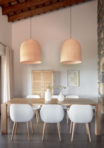 KAVE HOME Konna spisebordstol, med armlener - hvitt stoff og naturlig ask